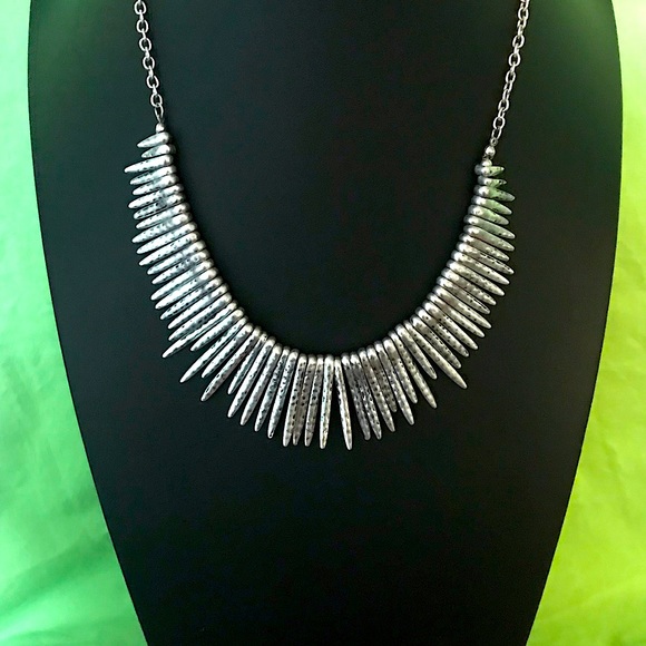 Silver-tone necklace w/dramatic sunburst of 61 hammered metal spikes. Unbranded - Picture 3 of 6